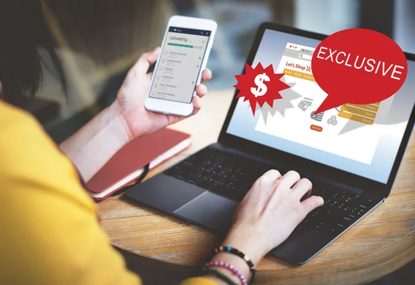 Woman working with laptop — Stock Photo, Image