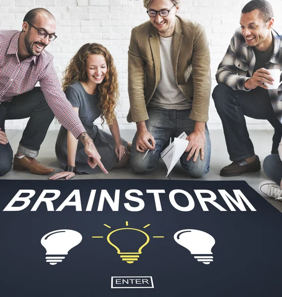 Ontwerpers werken met brainstormen — Stockfoto