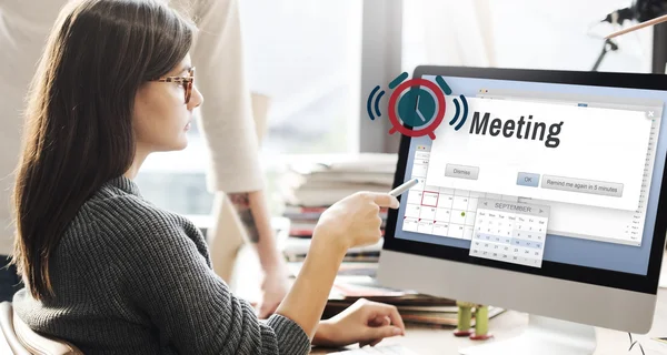 Persone che guardano sullo schermo del computer — Foto Stock