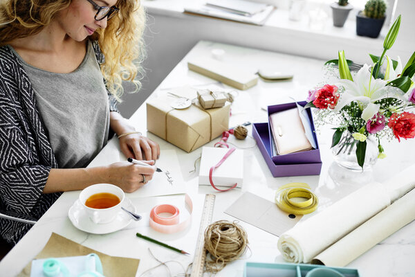 женщина, написавшая записку для настоящего
 