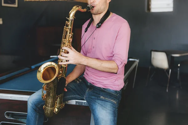 Homme de jazz avec saxophone — Photo