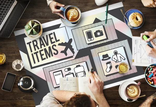 Mesa con póster con concepto de artículos de viaje —  Fotos de Stock