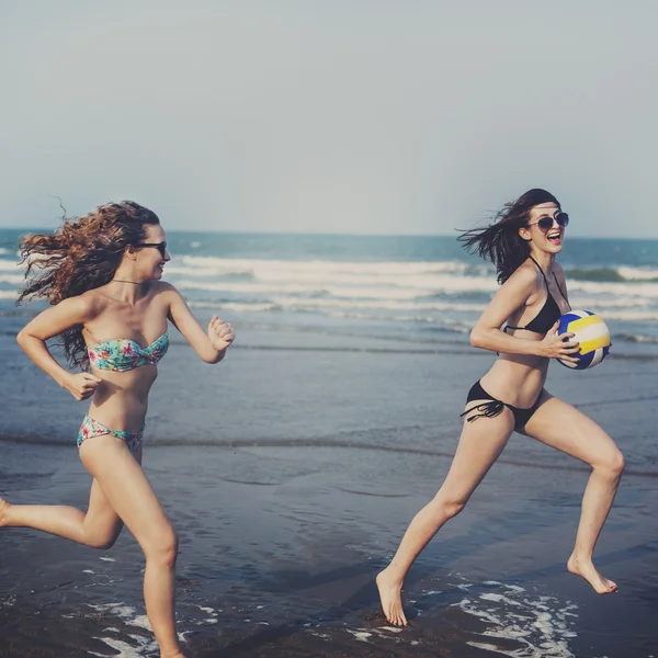 Vrouwen spelen volleybal op het strand — Stockfoto