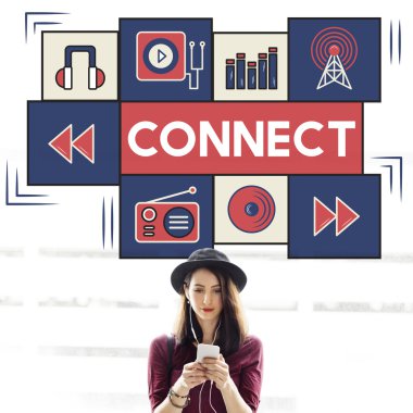 Kadın akıllı telefon üzerinde müzik dinleme