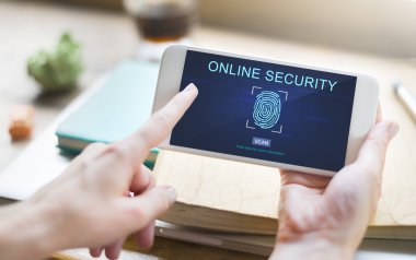 Akıllı telefon elinde tutan kişi