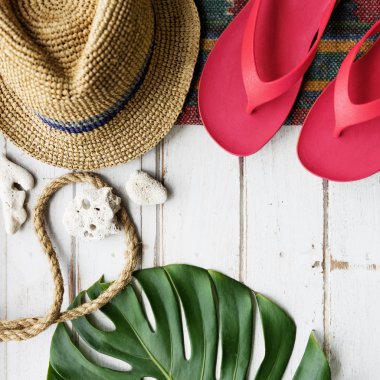 Yaz flip flop ve şapka
