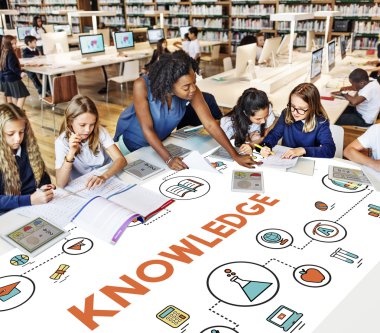 öğretmen okulda öğrenciler ile