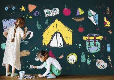 Yazı tahtası üzerinde çizim kızlar