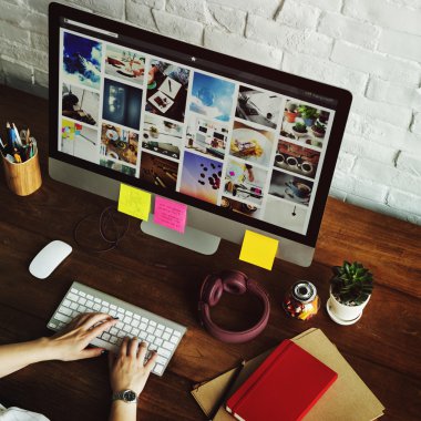 bilgisayar ile çalışan kadın