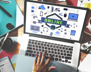 Dizüstü bilgisayar kullanan kadın