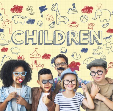 Çocuklar gülüyor ve eğlenin