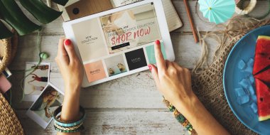 İnternetten alışveriş yapan kadın 