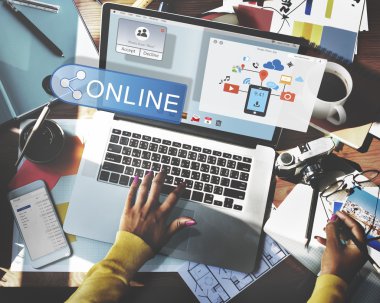 Dizüstü bilgisayar kullanan kadın 