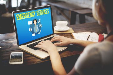 Kadın kafede dizüstü bilgisayar ile çalışma