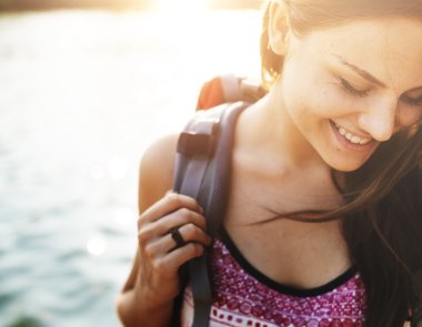 kız sırt çantası ile seyahat 