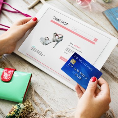 İnternetten alışveriş yapan kadın 