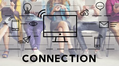 oturan ve tarama dijital becerikli insanlar 