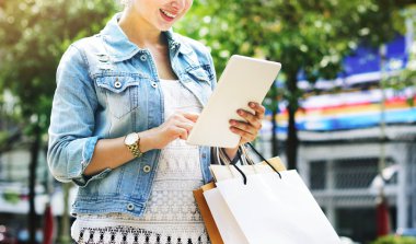 dijital tablet kullanan kadın