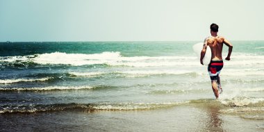 Spor Plajı'nda yapan erkek