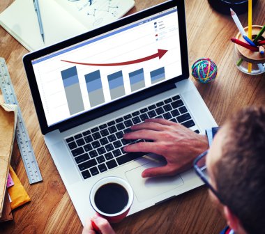 Dizüstü bilgisayar ile iş grafiği kullanarak iş adamı 