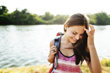 kız sırt çantası ile seyahat 