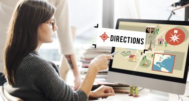 bilgisayar ekranında arayan kişi