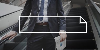 yürüyen merdiven üzerinde iş adamı