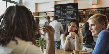 Cafe konuşan kadın arkadaşlar