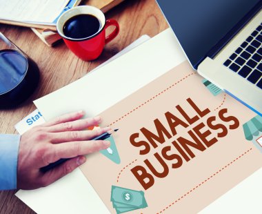 Belgelerle çalışan bir işadamı