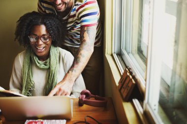 çalışan kadın ve erkek