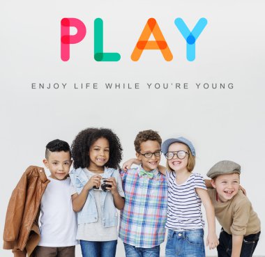 Çocuklar gülüyor ve eğlenin