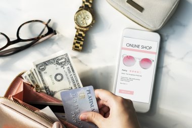 Kredi kartı tutan kadın.