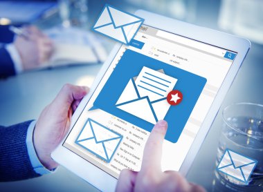 Tablet kullanan adam