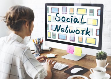 bilgisayar ile çalışan kadın