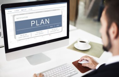 Bilgisayarda çalışan iş adamı