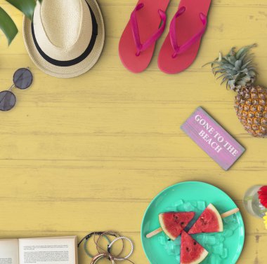  şapka, flip flop, ananas 