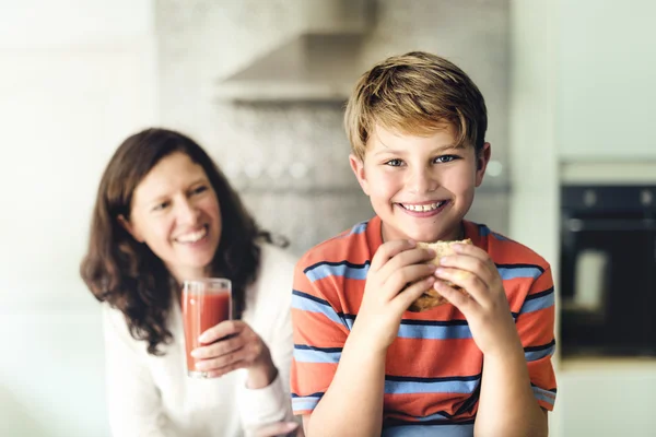 Mamma ger mat till son — Stockfoto