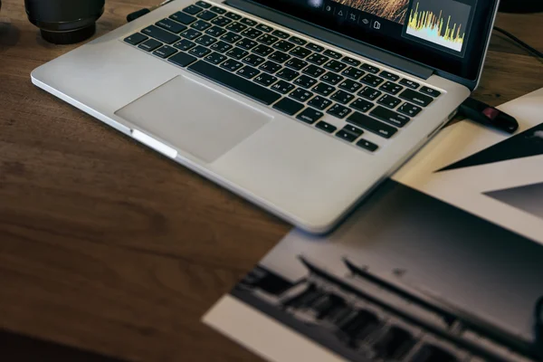 Laptop su tavolo in legno in ufficio — Foto Stock