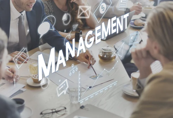 İnsanlar yönetimi hakkında tartışıyor