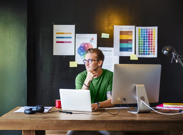 Fotógrafo Trabajando en estudio de diseño — Foto de Stock