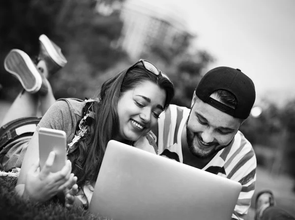 College students using wireless devices — Stock Photo, Image