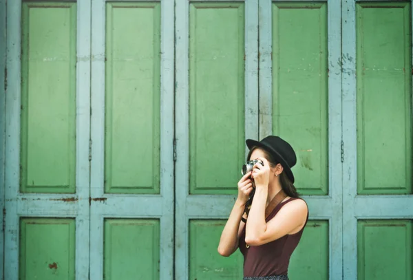 Menina com câmera vintage — Fotografia de Stock