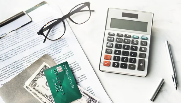 Tarjeta de crédito, Dinero en el escritorio . —  Fotos de Stock