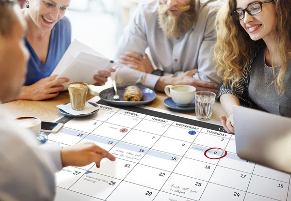 Människor diskutera om kalender — Stockfoto