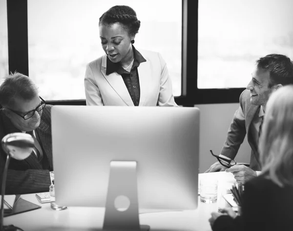 Equipe de negócios discutir o trabalho — Fotografia de Stock