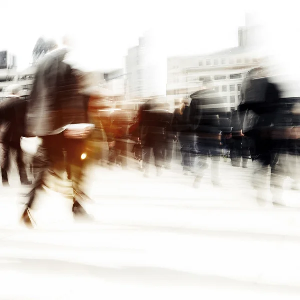 Geschäftsleute laufen durch die Stadt — Stockfoto
