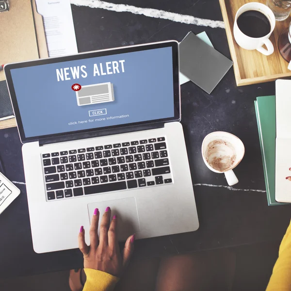 Person på kaffepaus surfning på internet — Stockfoto