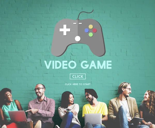 Vrienden van de diversiteit in de buurt van muur met video game — Stockfoto