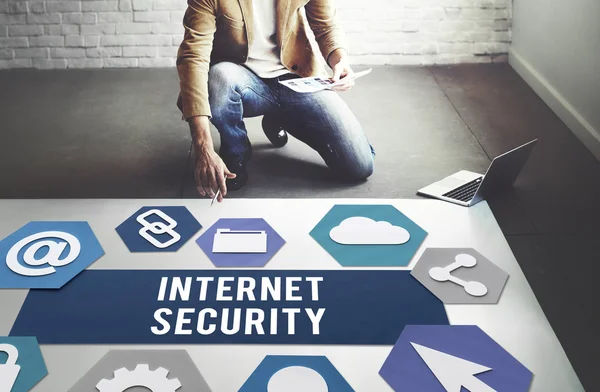Zakenman die werken met internet security — Stockfoto