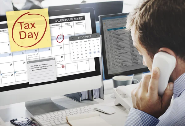 Zakenman die werken op de computer met Tax Day — Stockfoto